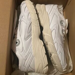 LIKE NEW Adidas size 8 shoes! (40)